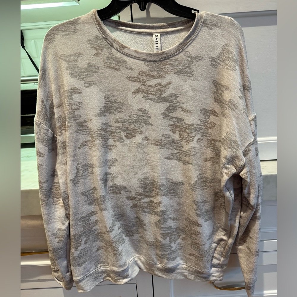 Athleta Gray Camo Women’s Crewneck soft Sweatshirt, size Medium, EUC